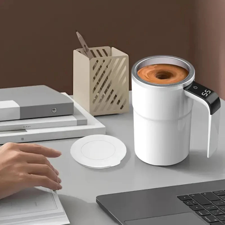 Automatic stirring cup