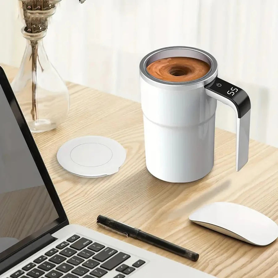 Automatic stirring cup